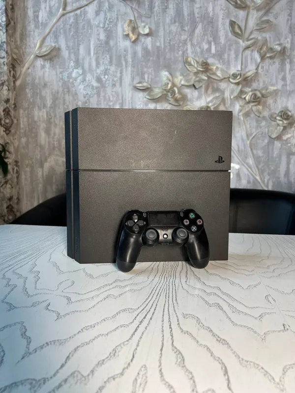 PlayStation 4, 1 геймпад, внутри есть игры, не вскрывалась, не перегревается 1 PlayStation 4, 1 геймпад, внутри есть игры, не вскрывалась, не перегревается 1
