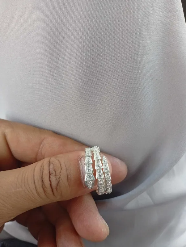 Продам женские серебряные кольца