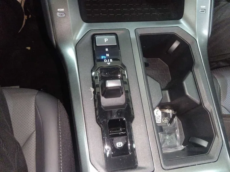 Toyota RAV4 Model Dual-Engine 2.0L Two-Wheel Drive Luxury Edition — фото 9