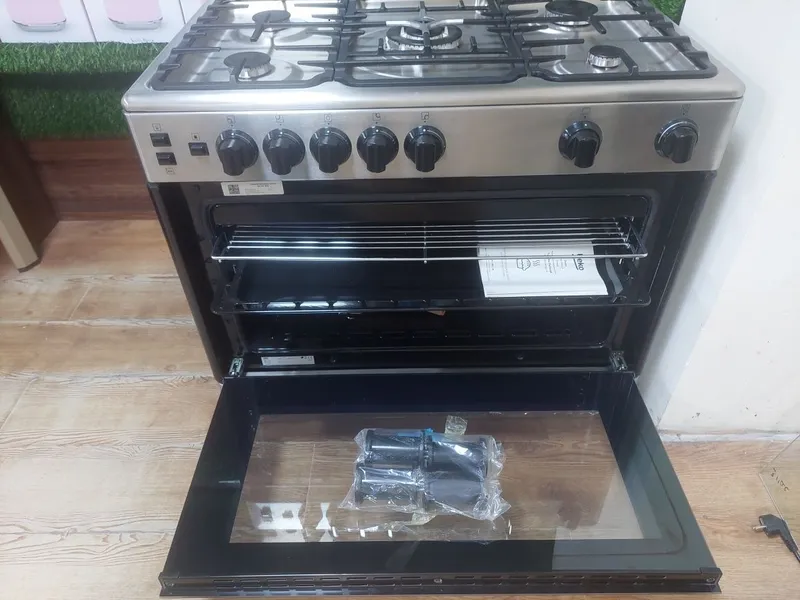 комбинированная кухонная плита бренда Beko. 2