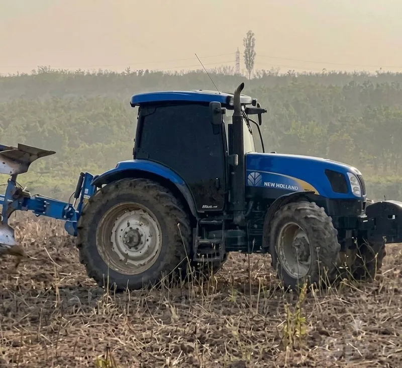 Traktor "New Holland T6070 + 4 korpusli Sukov plugi bilan 1 Traktor "New Holland T6070 + 4 korpusli Sukov plugi bilan 1