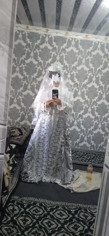 yangi bir bor kihilgan oyoq kiyimi yu sariy