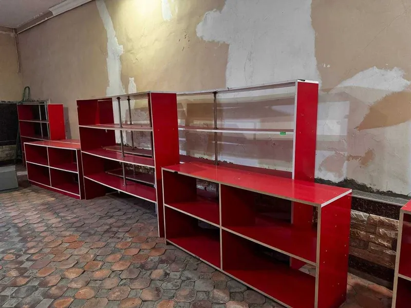 Срочно продам витринные полки для магазина