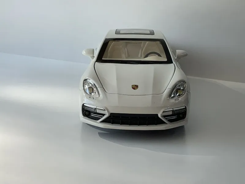 Modelka Porsche Panamera 1:24 4