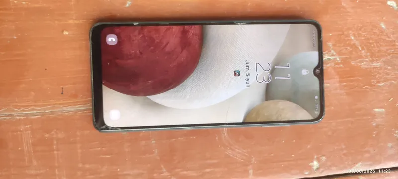 Samsung a12 ochilmagmodeli ayol kishi ishlatgan — фото 1