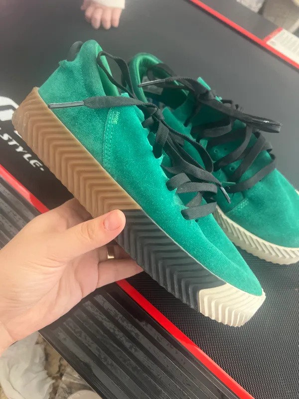 Ayollar uchun krasovka adidas