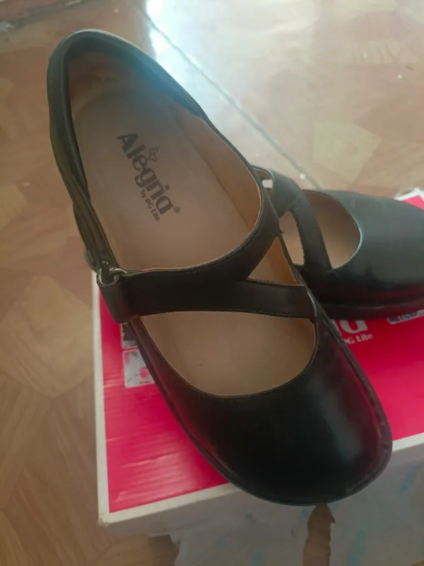 Tufli, 40-o‘lcham, qora. «Pryaniki» shaklida, charm. 2