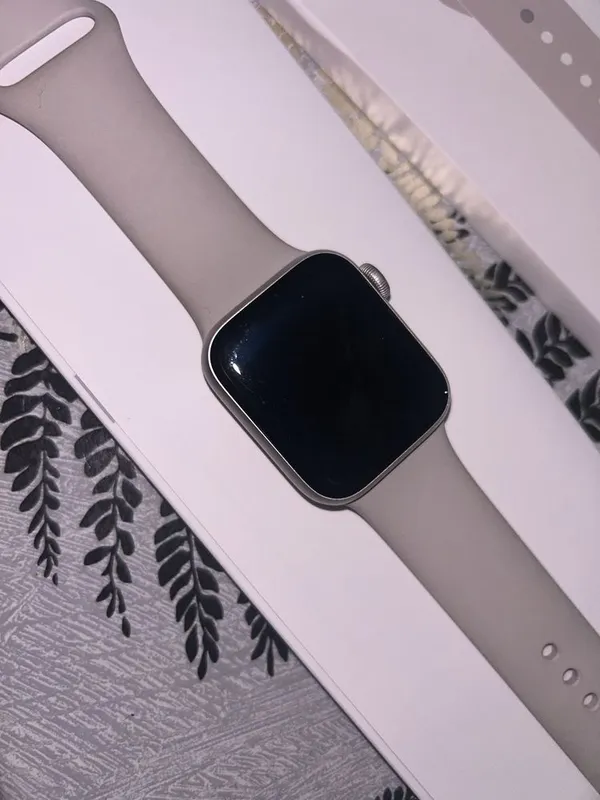 Iwatch se 2 gen 40 mm starlight aluminum case — фото 3