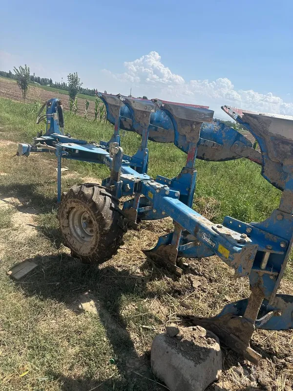 Traktor "New Holland T6070 + 4 korpusli Sukov plugi bilan 8 Traktor "New Holland T6070 + 4 korpusli Sukov plugi bilan 8