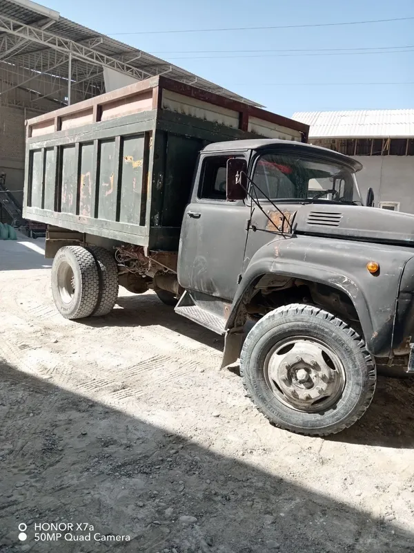Zil 130 sotiladi Juda usulliniy 15 tonna oladi yili 1983 xolati alo