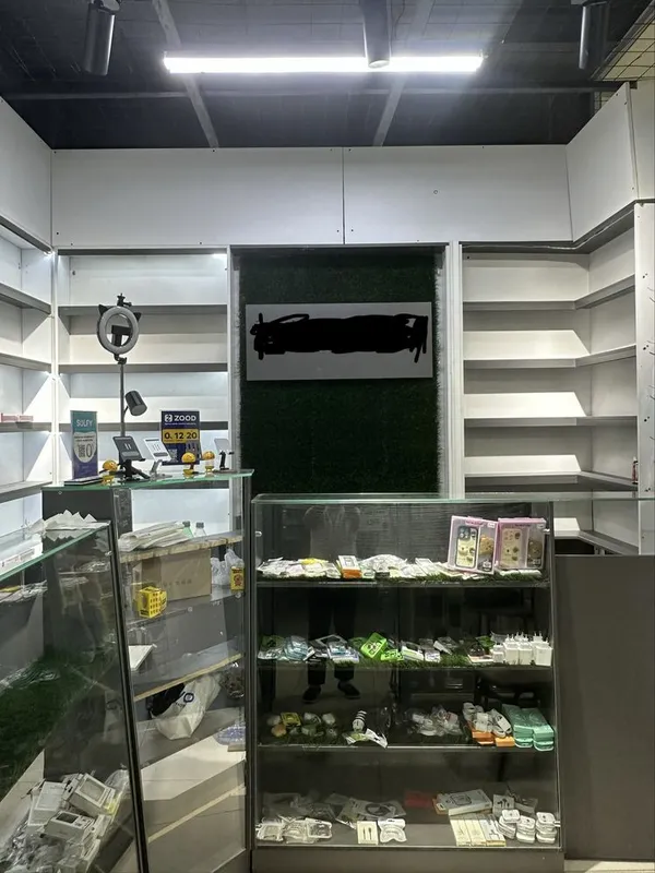 Vitrina va polka sotiladi