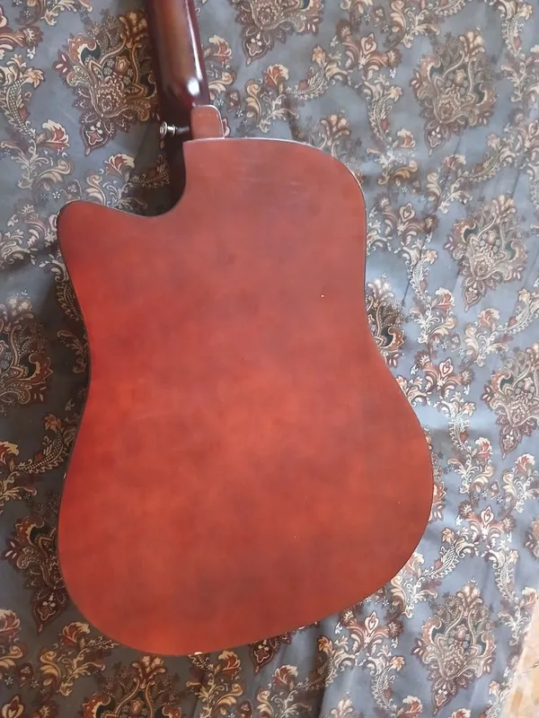 Gitara sotiladi.