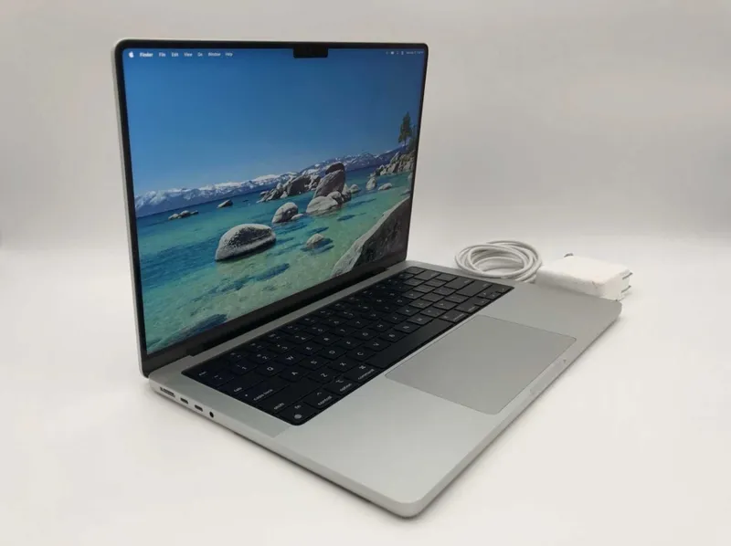 M3 Pro chip 18/512GB | 90% SILVER rangda 1 M3 Pro chip 18/512GB | 90% SILVER rangda 1