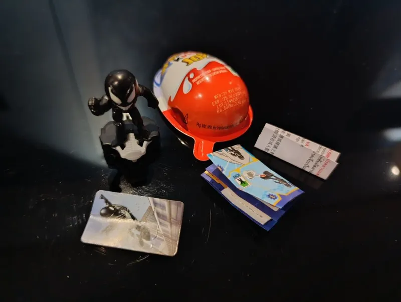 Коллекционная фигурка Веном Kinder Joy в полной комплектации Коллекционная фигурка Веном Kinder Joy в полной комплектации