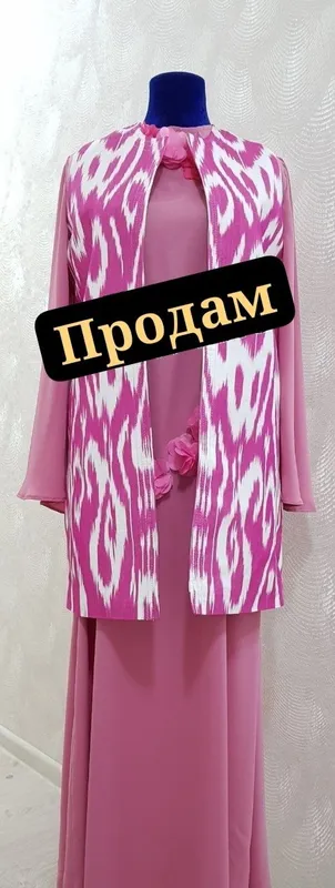 Миллий либослар сотилади.
