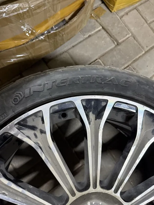 Intertrac 275/40/R20 diska ideal aybi yoq turib chang bob ketkan 2 Intertrac 275/40/R20 diska ideal aybi yoq turib chang bob ketkan 2