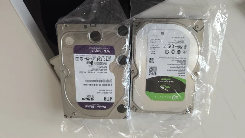 2 ta hard disk sotiladi 4tb va 500gb