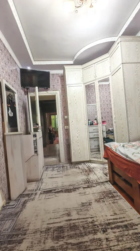 Hovlisi va 2 ta podvali bor 3 xonali kvartira sotiladi 4