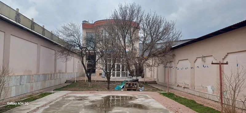 Hovli sotiladi srochno (8 sotix)