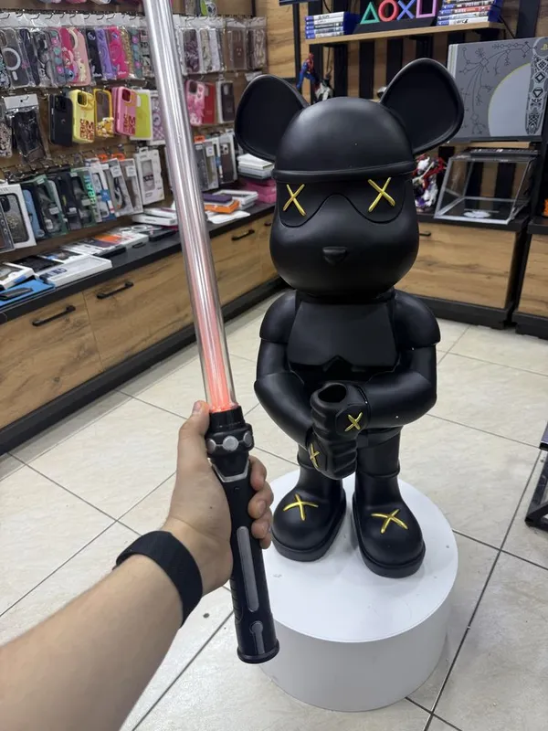 Kaws статуетка со световым мечом — фото 1