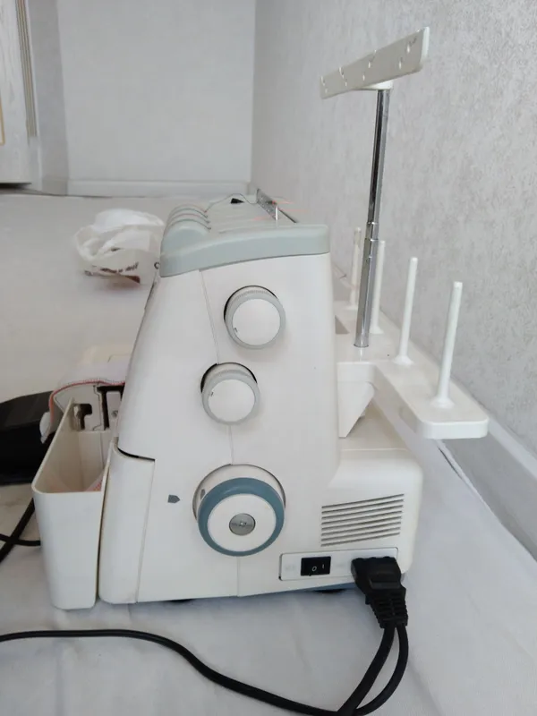 Оригинальный оверлок Janome 7