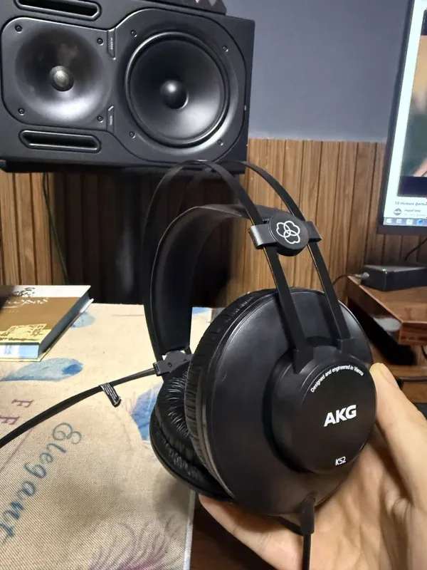 AKG studiyniy naushnik