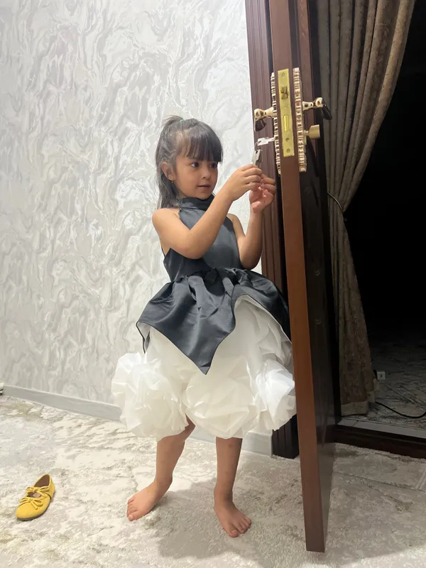 Yangi oqshom libosi kiyilmagan