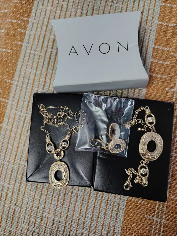 продаётся колье комплектом AVON
