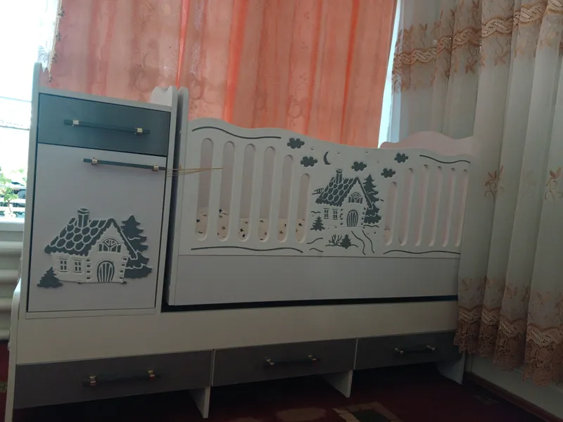 Детская кровать-качели