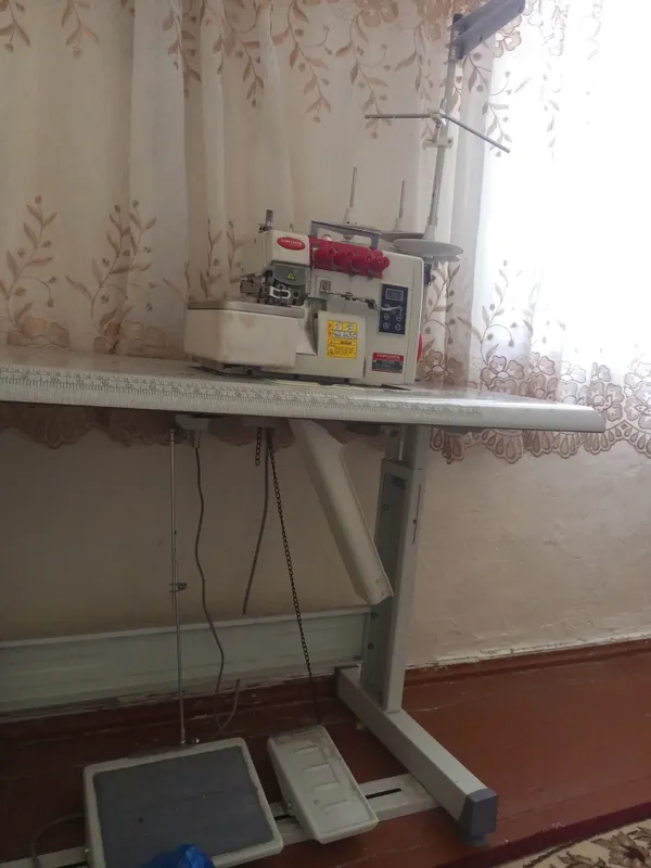 Tikuv mashinasi averlok sotiladi xolati yaxshi 1 Tikuv mashinasi averlok sotiladi xolati yaxshi 1