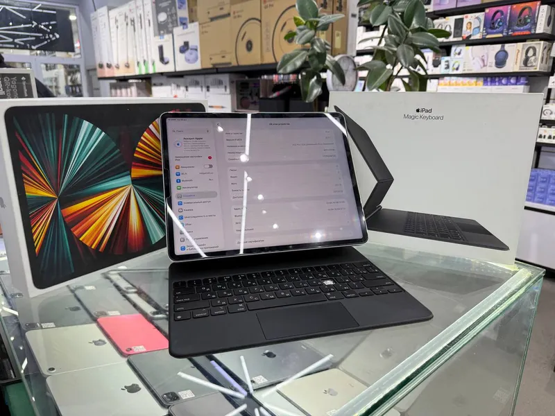 iPad Pro 12.9 M1 + Original Keyboard 1 iPad Pro 12.9 M1 + Original Keyboard 1