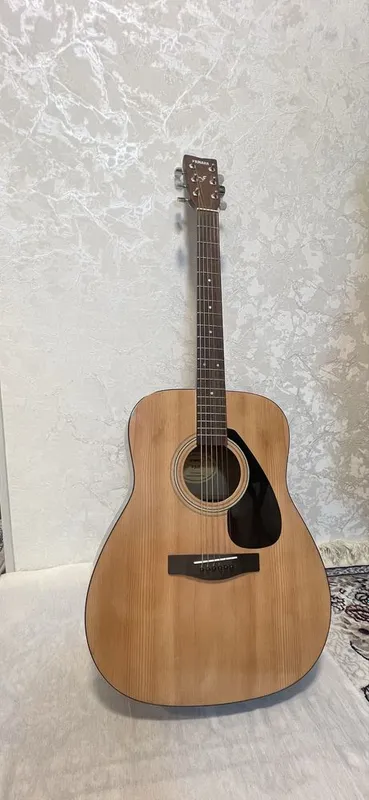 Yamaha F310 gitara