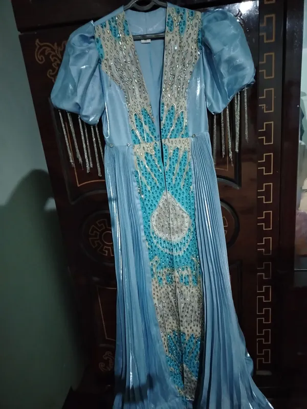 yangi 3marta kiyilgan sari ichida 2ta oq ko'ylagi