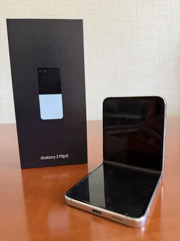 Z flip 5 8/256 GB. Mint 1 Z flip 5 8/256 GB. Mint 1