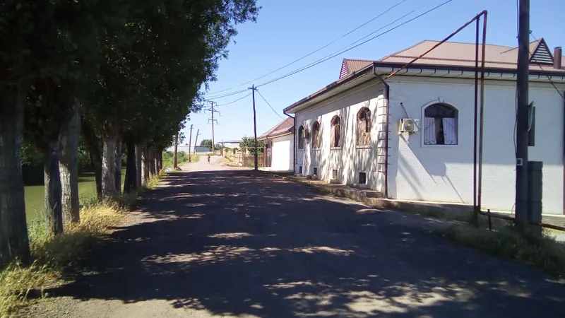 Чиройли хонадон, хоналари кенг курилган ховли!
