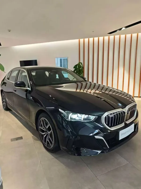 BMW i5 40L M-Soprt 2025 yil — фото 6