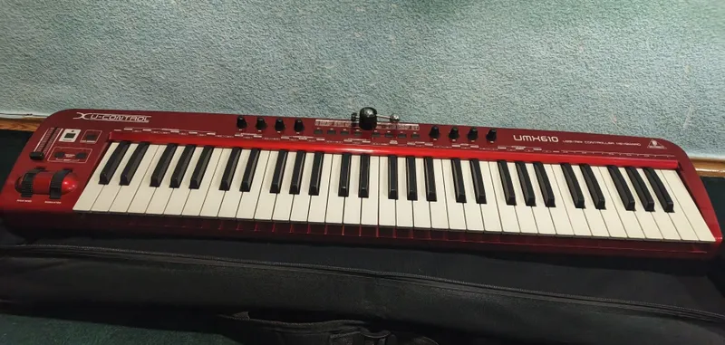 MIDI-клавиатура Behringer UMX610 2