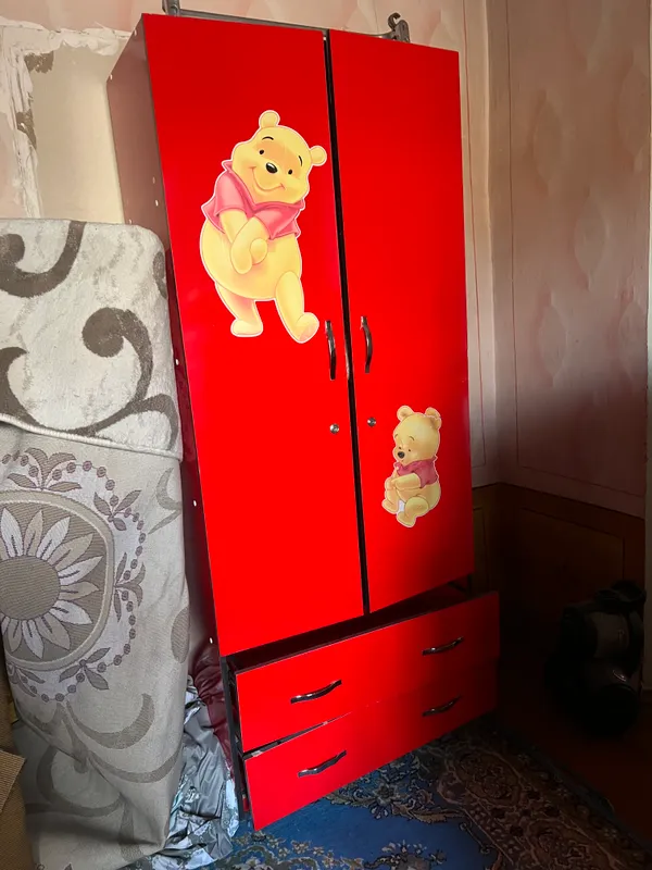 Detskiy shkaf va krovat sotiladi