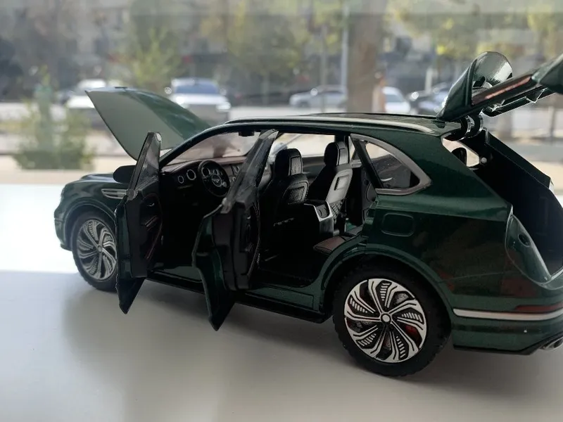 Modelka Bentley Bentyaga 1:24 3