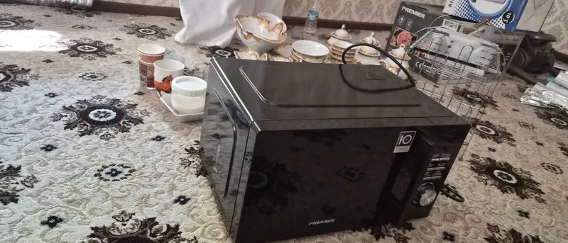 Микроволновка, посуда стол и стулья 2 Микроволновка, посуда стол и стулья 2