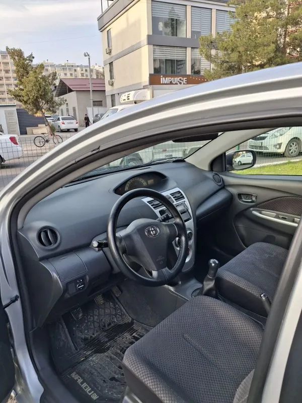 Продам Toyota Yaris 1.5 м/т — фото 4