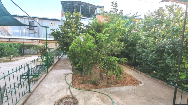 Hovlisi va 2 ta podvali bor 3 xonali kvartira sotiladi 9