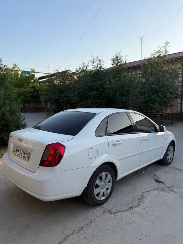 Chevrolet Jentira 4