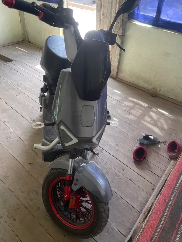 Skuter sotiladi 6 ta akyulmatrli Tezligi 60kh