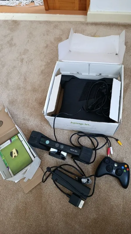 Xbox 360 Slim 4GB + Kinect (Полный комплект в коробке) — фото 1 Xbox 360 Slim 4GB + Kinect (Полный комплект в коробке) — фото 1
