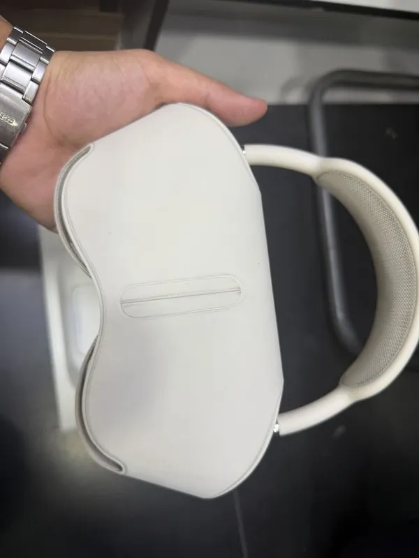 AirPods Max With Smart case 4 AirPods Max With Smart case 4