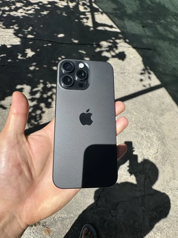 16 pro max 256gb Black Ekrani tepasida kichki dog bor 3