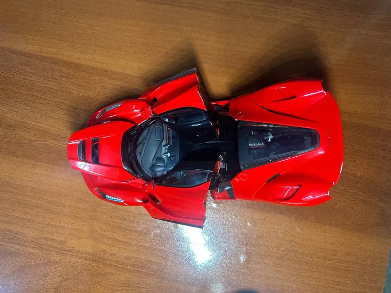 FERRARI коллекционная модель автомобиля 1