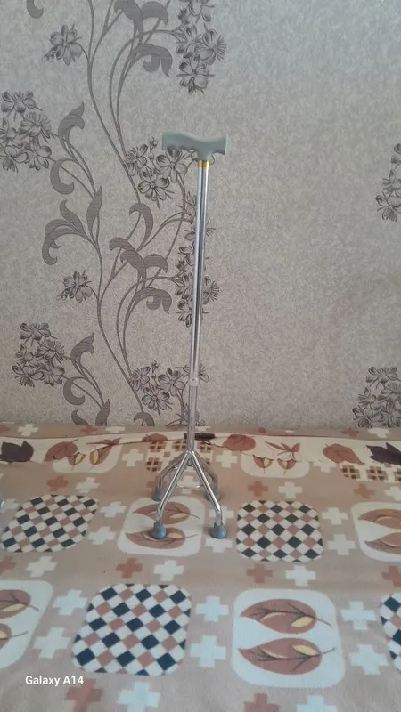 Oddiy nogironlar aravachasi. Buklanadigan yurish moslamasi. Uch oyoqli hassa. 4 Oddiy nogironlar aravachasi. Buklanadigan yurish moslamasi. Uch oyoqli hassa. 4