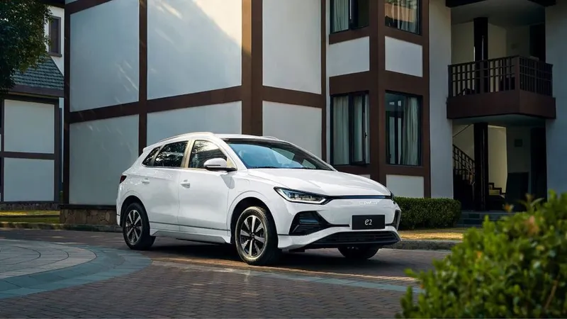 Машина BYD E2 в аренду под такси! Машина BYD E2 в аренду под такси!